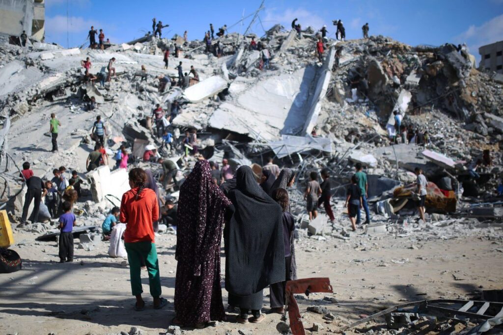 Amidst the rubble… in Gaza, the debris becomes a lifeline fraught with death