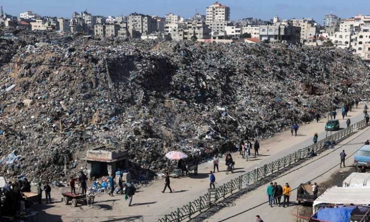 Gaza Municipality begins transporting 300,000 cubic meters of waste from the city center