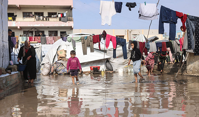 Injuries with a wall collapse on the tents of the displaced
