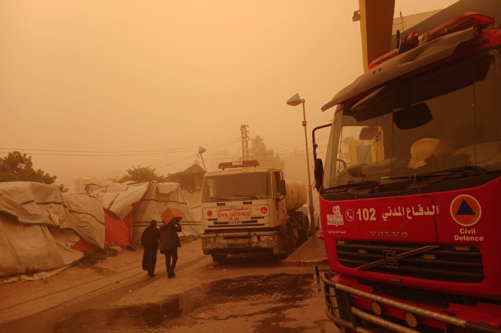 A sandstorm hits Gaza, exacerbating the suffering of displaced people in the Strip