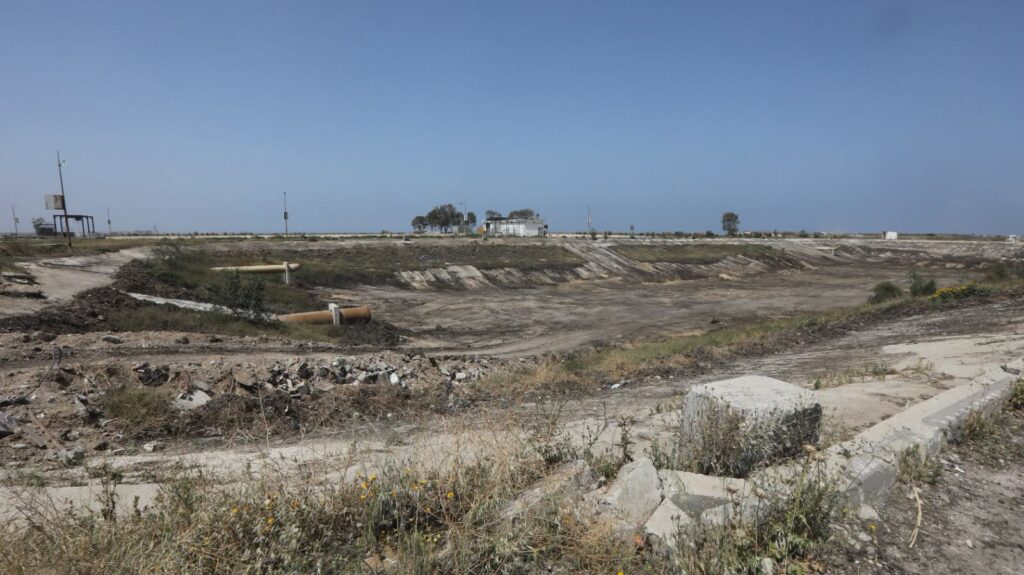 Gaza Municipality prepares a site for waste sorting and rodent control