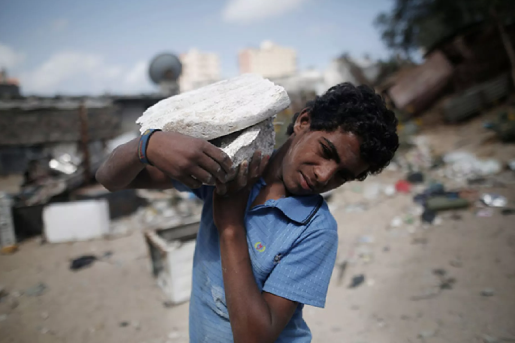 Gaza’s children… young traders, adolescents both physically and psychologically
