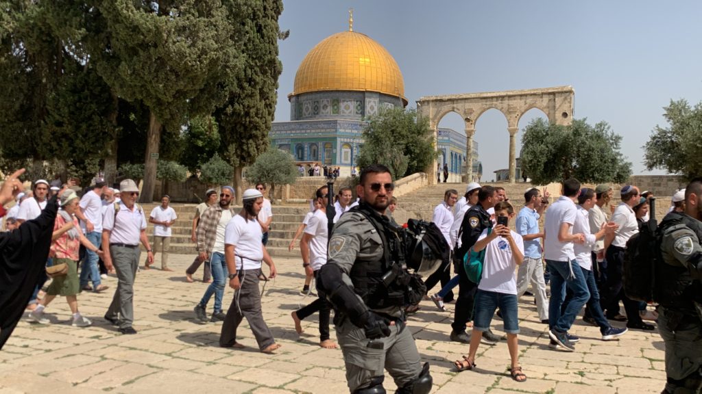 Settlers storm Al-Aqsa Mosque | - dailyyemen