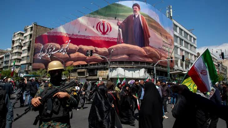 Tehran Threatens Retribution, and Washington Seeks a Way Out of the Hormuz Predicament