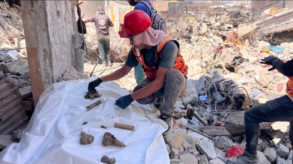 Civil Defense in Gaza recovers 11 bodies from under the rubble of a house